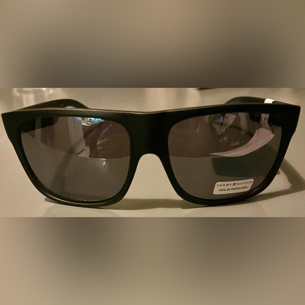 NWT! TOMMY HILFIGER SHADES! FITS ANY FACE TYPE! 5 ⭐️ REVIEWS ON ALL SITES! - Picture 4 of 5